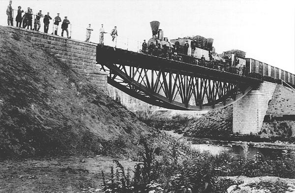 Файл:Река Ушайка мост и проходящий паровоз после 1897.jpg
