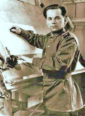 Файл:Сержант М Калашников у чертёжной доски.jpg