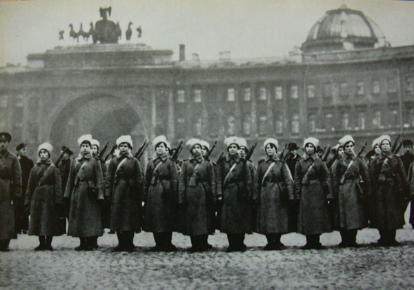 Файл:Женский батальон у Зимнего.jpg