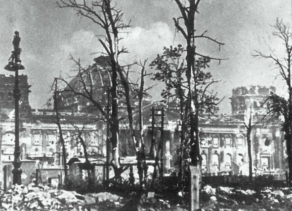 Файл:Рейхстаг днем 30 апреля 1945.jpg