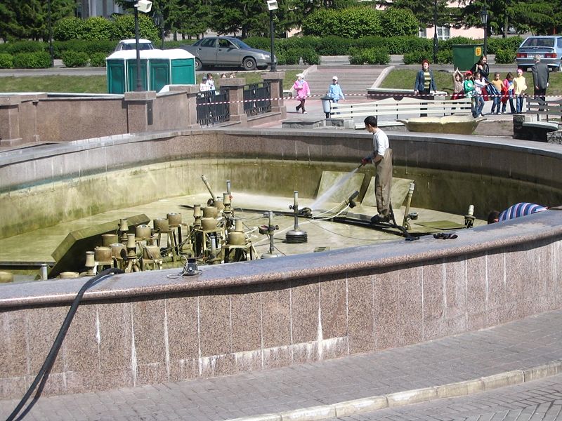 Файл:Чистка фонтана на набережной Ушайки.jpg