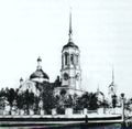 Иннокентьевская церковь монастыря в 1898 году (вид с северо-западной стороны). На месте её западного придела сегодня находится новопостроенная Часовня Домны Томской (перед зданием «трапезной»).