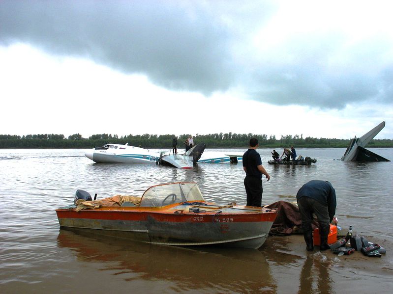 Файл:Рыбаки у Ан-24 в реке Обь (11-07-2011).jpg