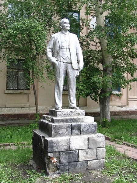 Файл:Памятник Ленину рядом с проходной ГРЭС-2.jpg
