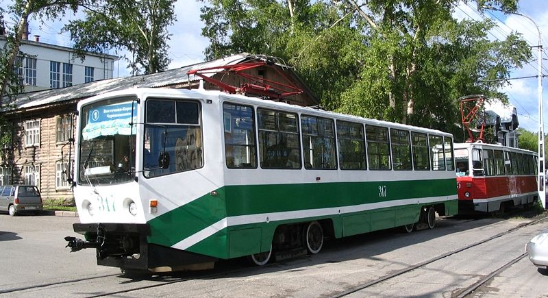 Файл:Трамвайная сцепка 317-295 на проспекте Кирова.jpg