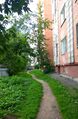 Проход переулка Пушкина между забором «дом 8 строение 2: д/с» и зданием «8/3» (оно же ул. Якимовича, 6)