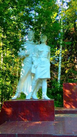 Памятник Солдат и Санинструктор.jpg