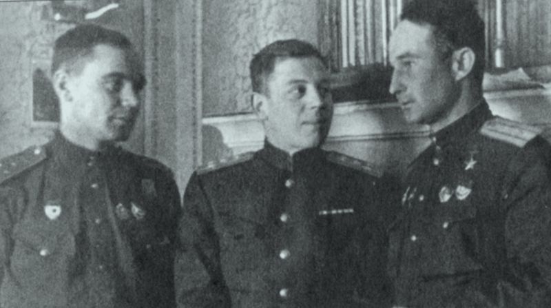 Файл:Летчики Прокопенко Сталин Луцкий (1944).jpg