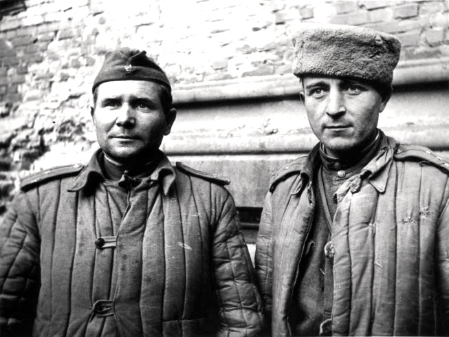 Файл:Командиры 2-х полков перед штурмом Рейхстага.jpg