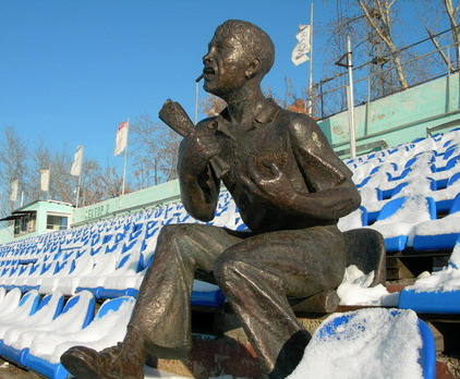 Изображение памятника установленного в центральном секторе восточной трибуны стадиона труд в томске