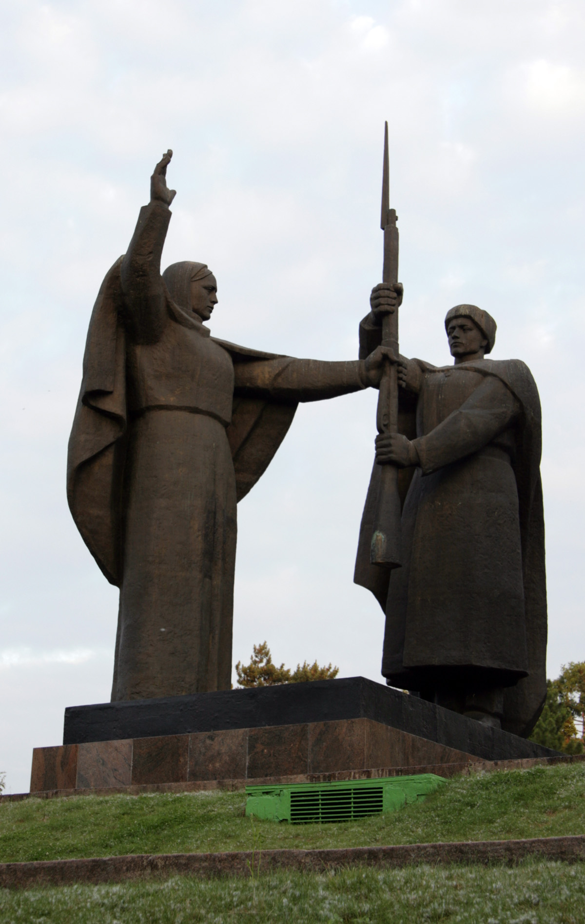 Памятник в Лагерном саду Томск