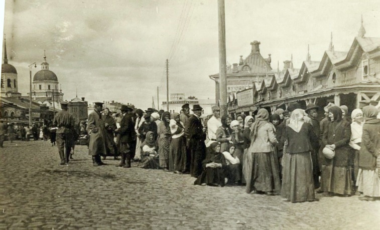 Файл:Базарная пл август 1917.jpg