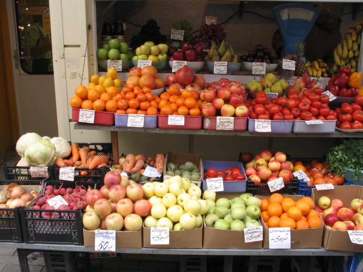 Рынок витрины. Овощной прилавок. Красивая выкладка фруктов в магазине. Прилавок с овощами и фруктами. Овощи на рынке.