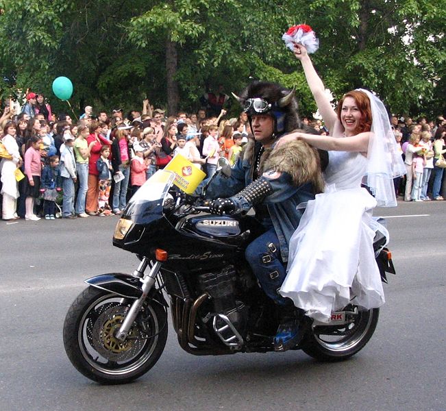 Файл:Свадебный мир и Стальной ветер на карнавале-2007.jpg