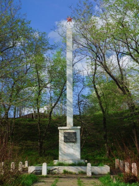 Файл:Монумент Братской могилы весной 2010 г.JPG