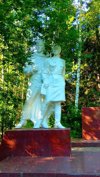 Памятник «Солдат и Санитарка»