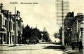 Вид на улицу Почтамтскую в 1910 году. На переднем плане — «Дворец купца Флеера», за ним виден «Дворец купца Кухтерина» (ныне здание Администрации города Томска)