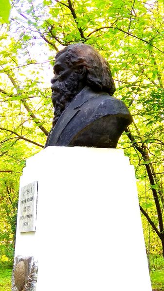 Файл:Памятник Потанину (голова справа).jpg