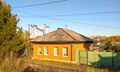 Дом по адресу «ул. Дамбовая, 30». На заднем фоне — общежитие ТГУ «Парус». Фото: Олег Абрамов