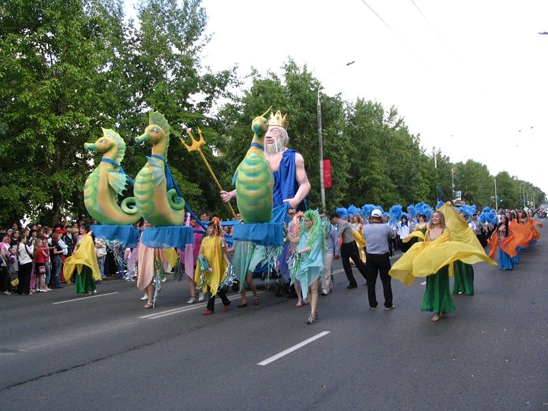 Файл:Томская судоходная компания на карнавале-2007.jpg