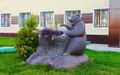 Скульптура «Медведь у пня», вид сбоку